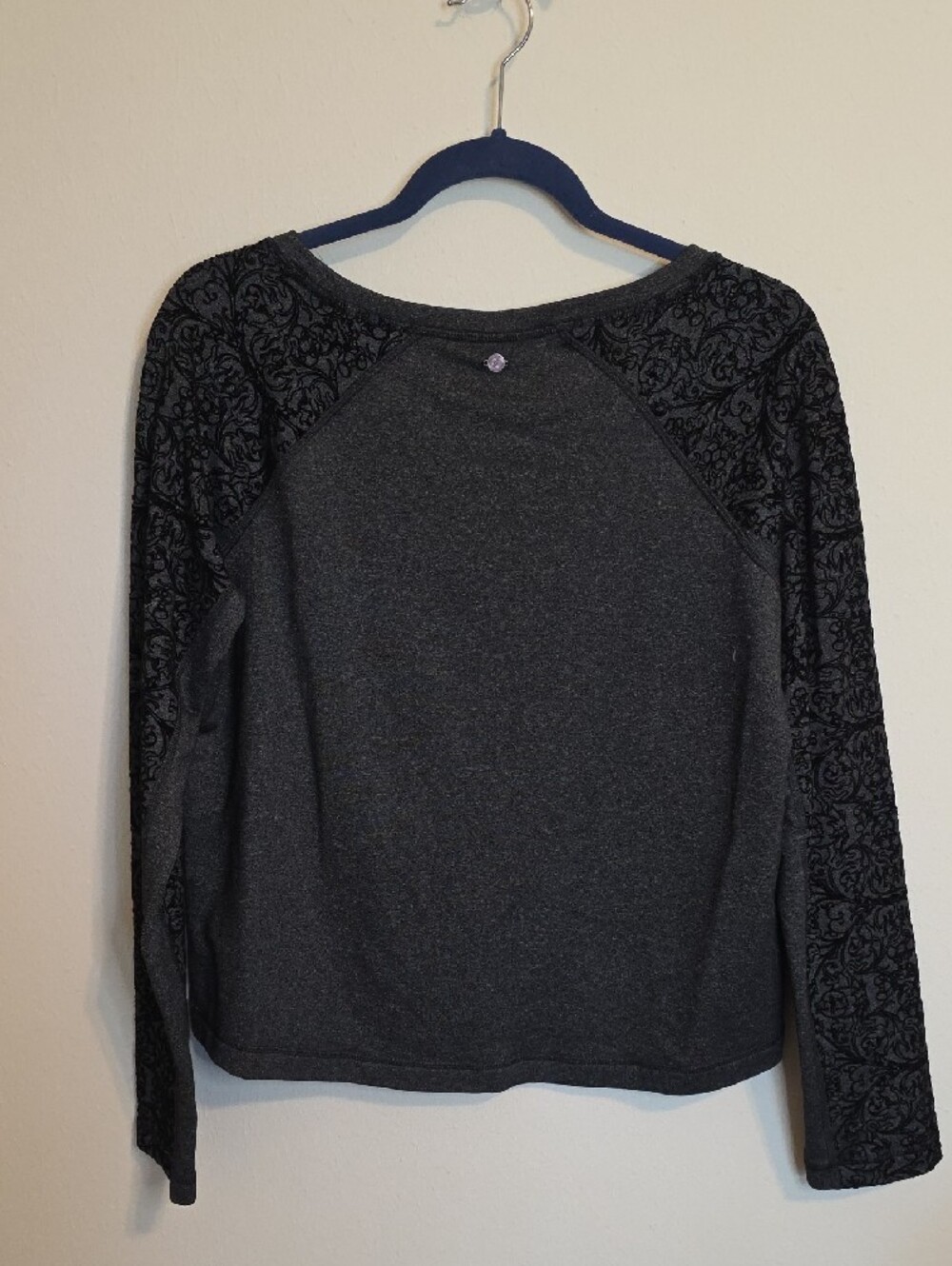 CALIA by Carrie Underwood Dark Gray Velvet-Pattern Raglan Sweatshirt - Picture 6 of 8